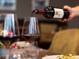 Wein wird eingefüllt