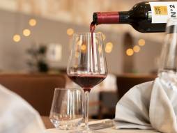 Wein wird in das Glas gefüllt