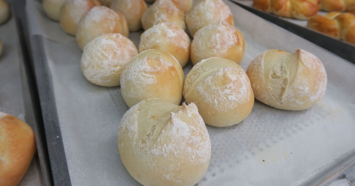 dünne platte auf der gebacken wird
