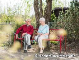 Mann und Frau auf der Bank