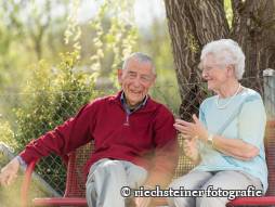 Zwei Bewohnende auf der Bank