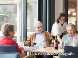 Drei Bewohnende am Tisch