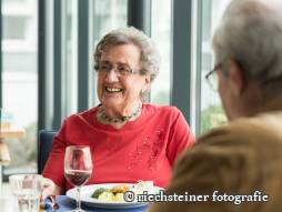 Zwei Personen am Mittagstisch