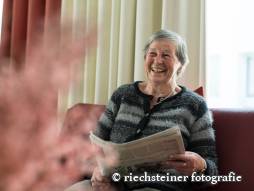 Bewohnende sitzt und liest