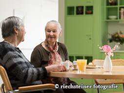 Zwei Frauen am Kaffee trinken