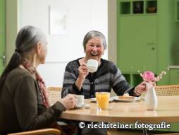 Zwei Frauen am Kaffee trinken