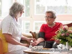 Mitarbeiterin mit Bewohnerin