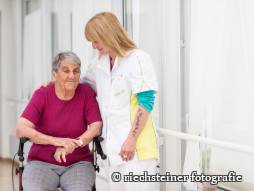 Frau hilft Bewohnerin