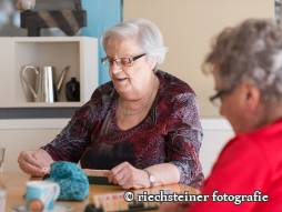 Zwei Frauen am spielen