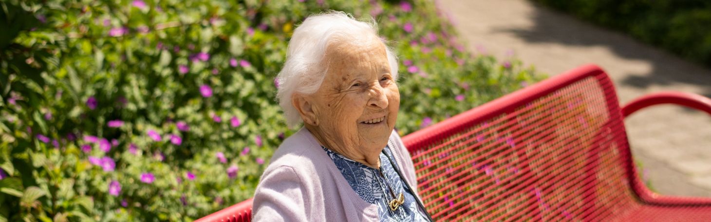 Bewohnerin auf Bank