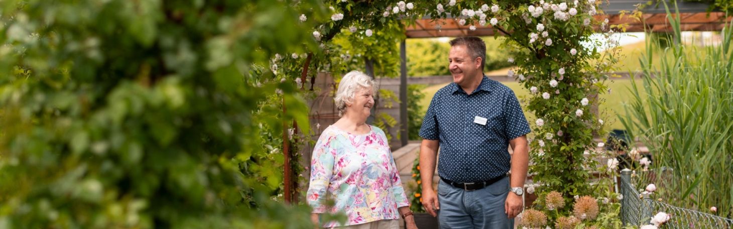Mann mit Frau im Garten