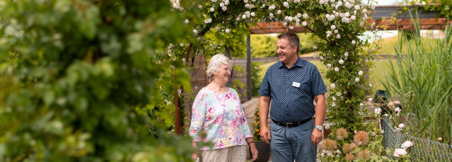 Mann mit Frau im Garten