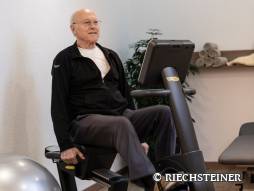 Bewohnender trainiert im Fitnessraum
