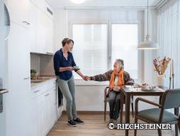 Zwei Frauen zusammen in der Küche und trinken Kaffee