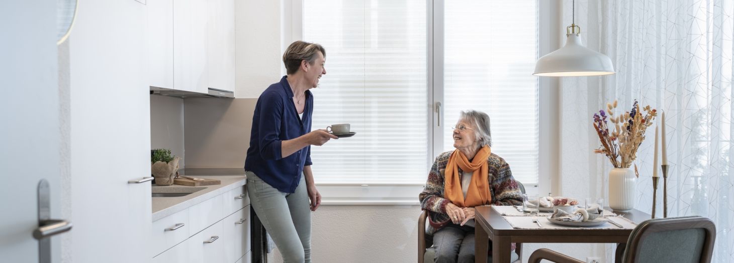 Zwei Frauen sitzen in der Küche trinken Tee