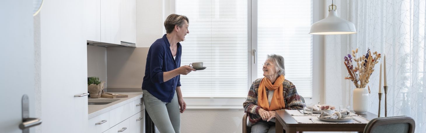 Zwei Frauen sitzen in der Küche trinken Tee