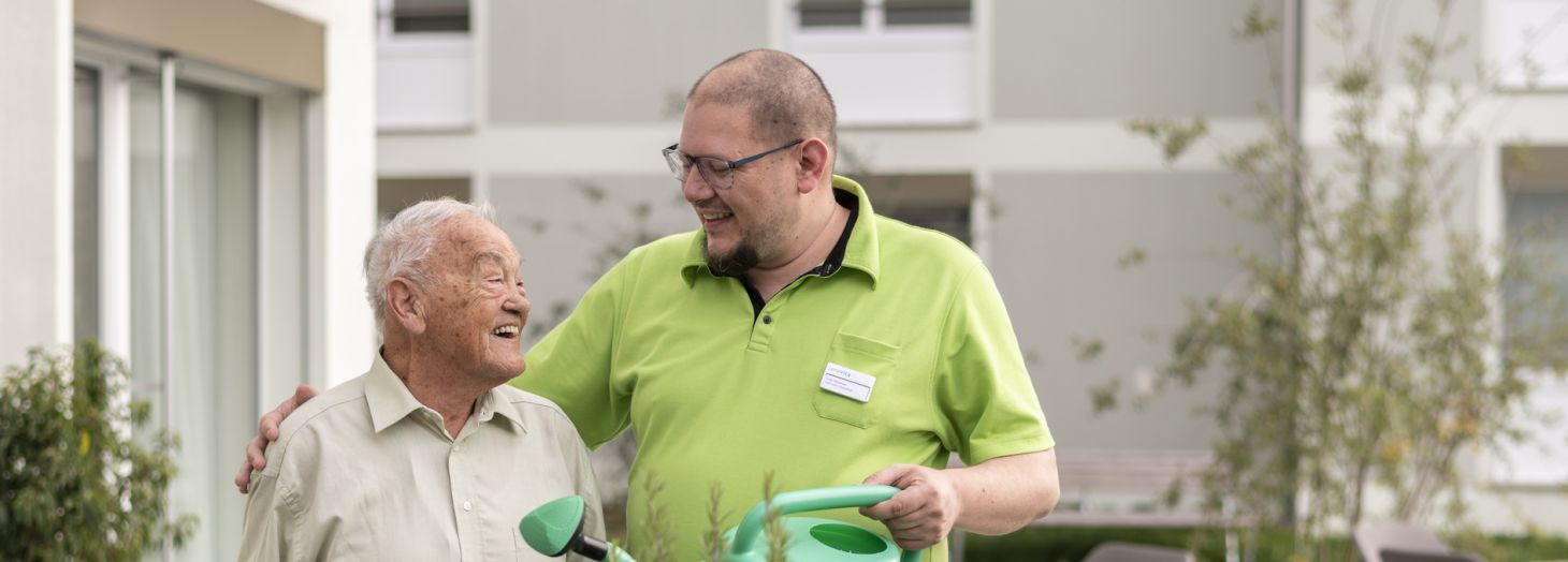 Mann mit Bewohnendem auf der Terrasse