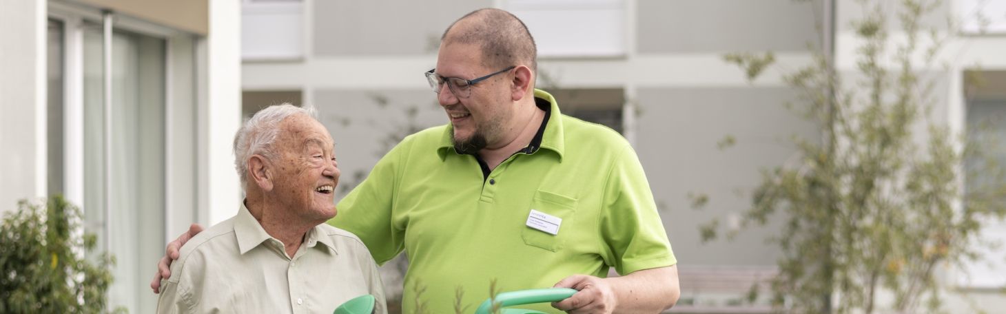 Mann mit Bewohnendem auf der Terrasse