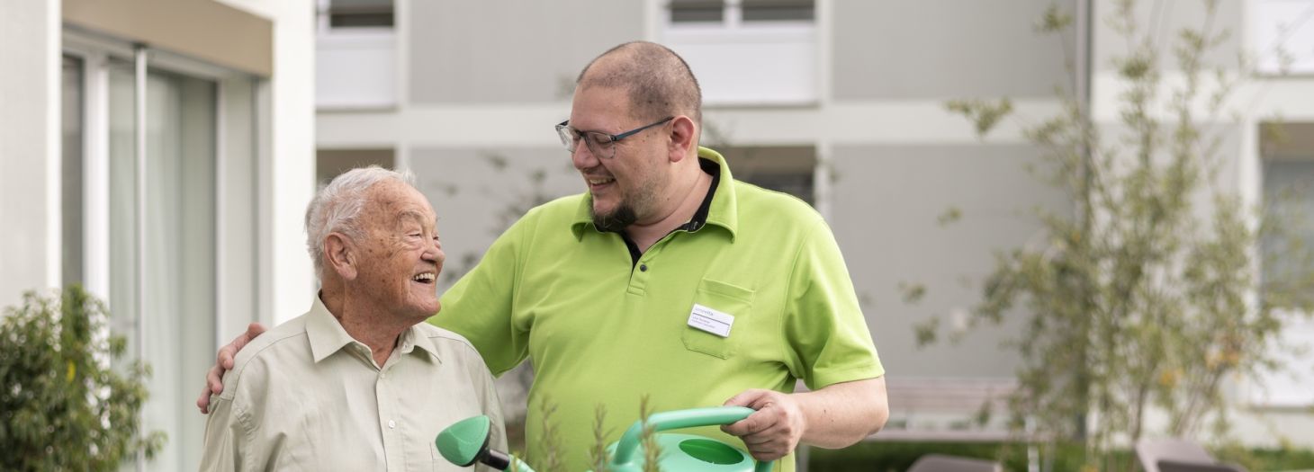 Mann mit Bewohnendem auf der Terrasse