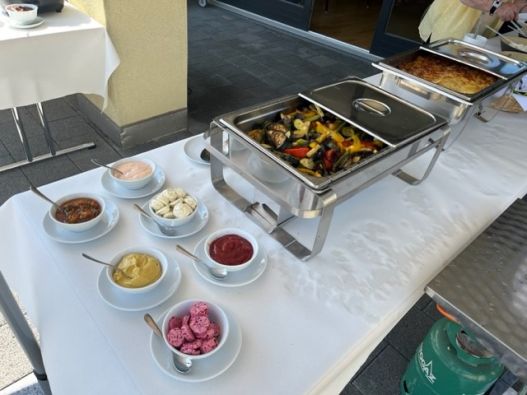 Grill auf der Terrasse bei schönem Wetter