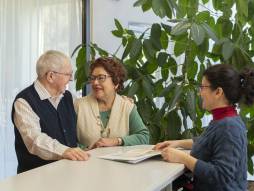 Zwei Bewohnende stehen an der Rezeption 