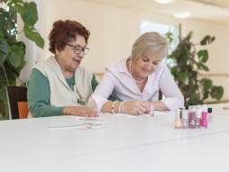 Frau lackiert Bewohnerin Nägel