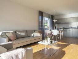 Wohnzimmer mit Sonnenlicht