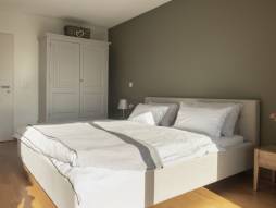 Gemachtes Bett im Zimmer