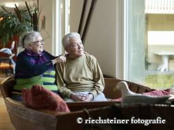 Zwei Personen auf dem Sofa und schauen aus dem Fenster