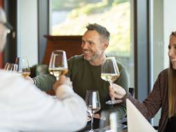 Vier Personen stossen mit Gläser an