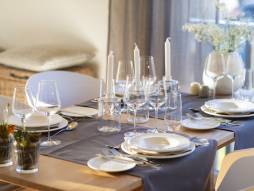 Gedeckter Esstisch mit Geschirr