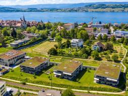 Foto aus der Höhe mit Ausblick auf Häuser
