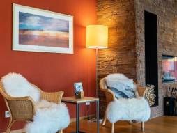 Zwei Sessel in der Ecke