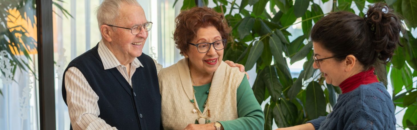 Zwei Personen an der Rezeption