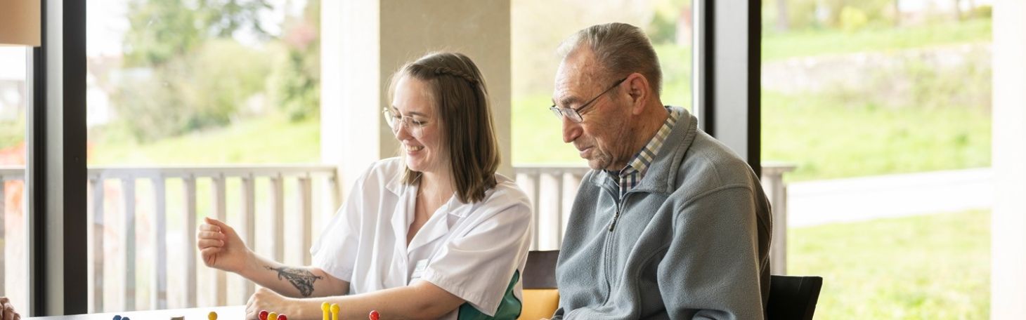 Zwei Frauen vor dem Wagen