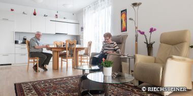 Zwei Personen im Wohnzimmer