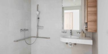 Badezimmer mit Dusche und waschbecken