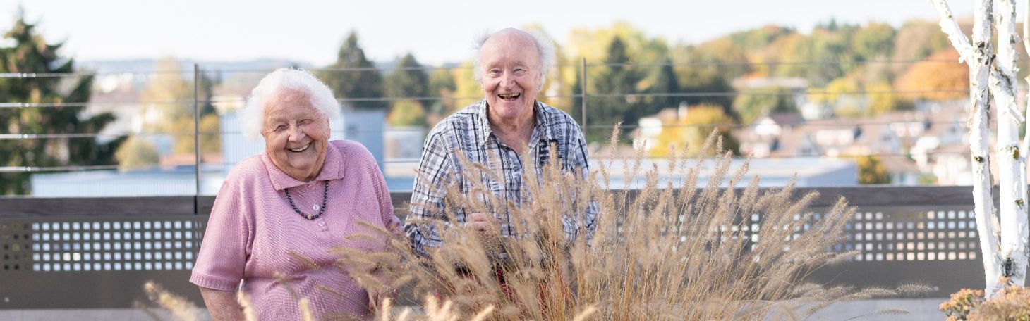Zwei Personen am lachen