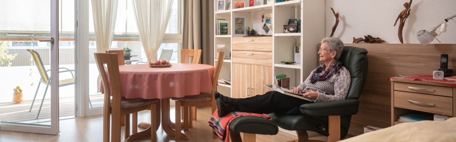 Frau am sitzen und lesen