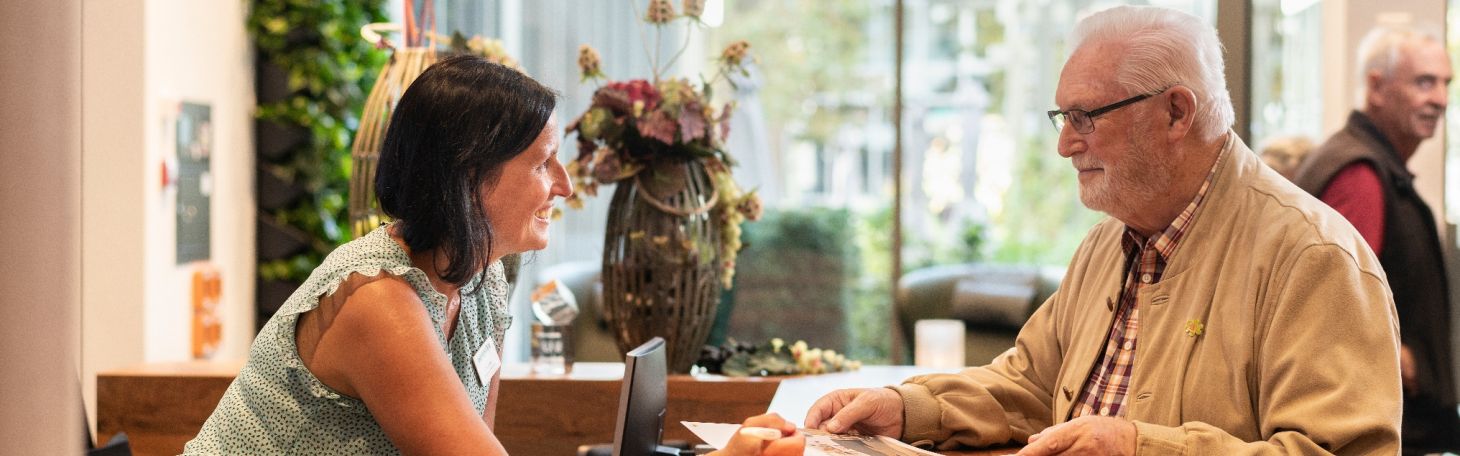 Zwei Personen an der Rezeption