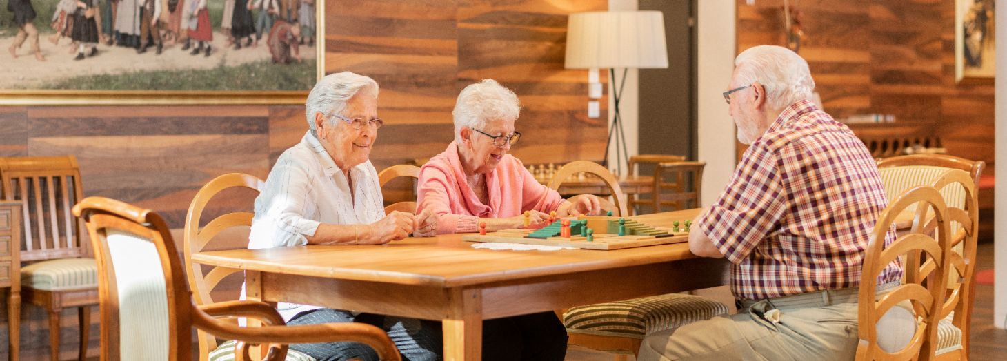 Drei Personen am Tisch spielen
