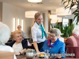Frau serviert Essen