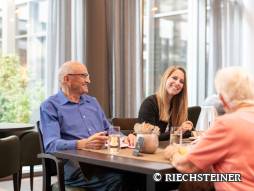 Drei Personen am Tisch