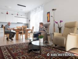 Zwei Personen in der Wohnung
