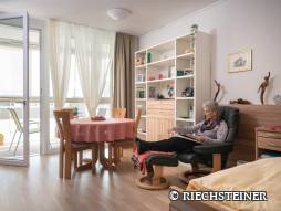 Frau sitzt und liest