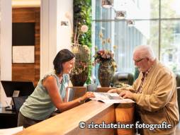 Zwei Personen am Empfang