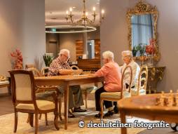 Drei Personen am Tisch