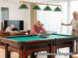 Zwei Personen spielen Billiard
