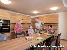 4 Personen in der Küche