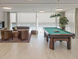 Billiardtisch mit Sofas